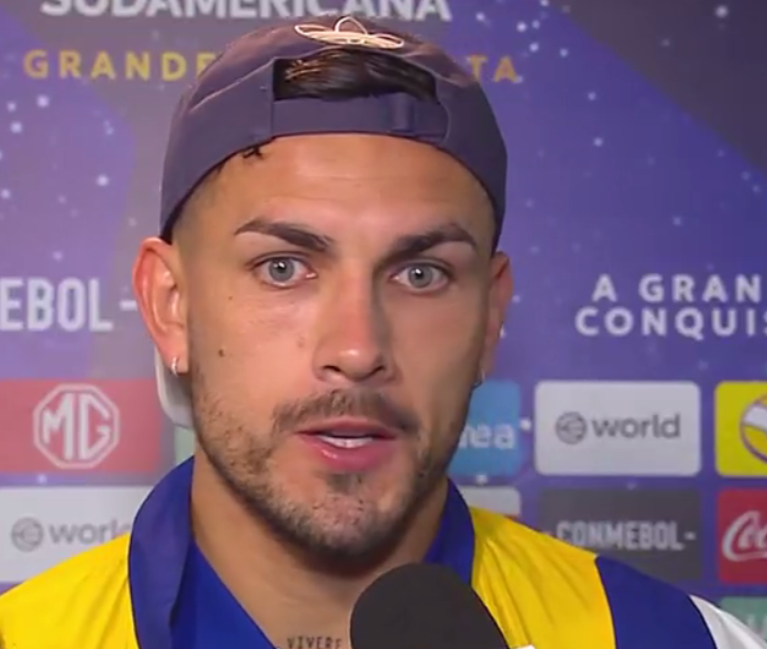 la12tuittera's tweet photo. 🗣️LEANDRO PAREDES:

Contento por llegar a la final pero TODAVÍA NO CONSEGUIMOS NADA.

El remate no lo pensé, traté de patear, de embocarla al arco y nada más.

La charla fue que los dos éramos conscientes del riesgo, los dos queríamos que esté en cancha pero es un riesgo muy grande, estamos A LA MITAD (de la recuperación), y en conjunto decidimos ARRANCAR AFUERA.

Estoy super agradecido del grupo que tenemos, ojalá podamos concretar en Barranquilla. 

A #Merentiel le pedí que me lleve a la final con 1 gol y cumplió, feliz por él, agradecido a él, tengo una relación increíble, lo quiero muchísimo y me pone feliz que haya convertido.

Es un sueño jugar una final continental con #Boca, es vivir lo que quise de chiquito.

Terminé BIEN, SIN DOLOR así que BIEN, contento... hablaré con el DT cuándo vuelva, ÉL DECIDIRÁ CUÁNDO JUEGUE.

#Arruabarrena nos dio el plus que necesitábamos, el empujón anímico, vamos a competir en todos los frentes".