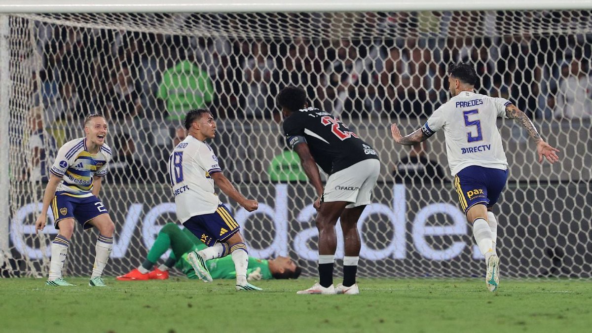 ESPNBrasil's tweet photo. Técnico do Boca diz que imagem de Thiago Mendes rasgando escudo do clube argentino foi tema interno: 'Alguém se lembrou...' 

#FutebolNaESPN

https://t.co/fLERUm3SZN https://t.co/k6wByKgej4