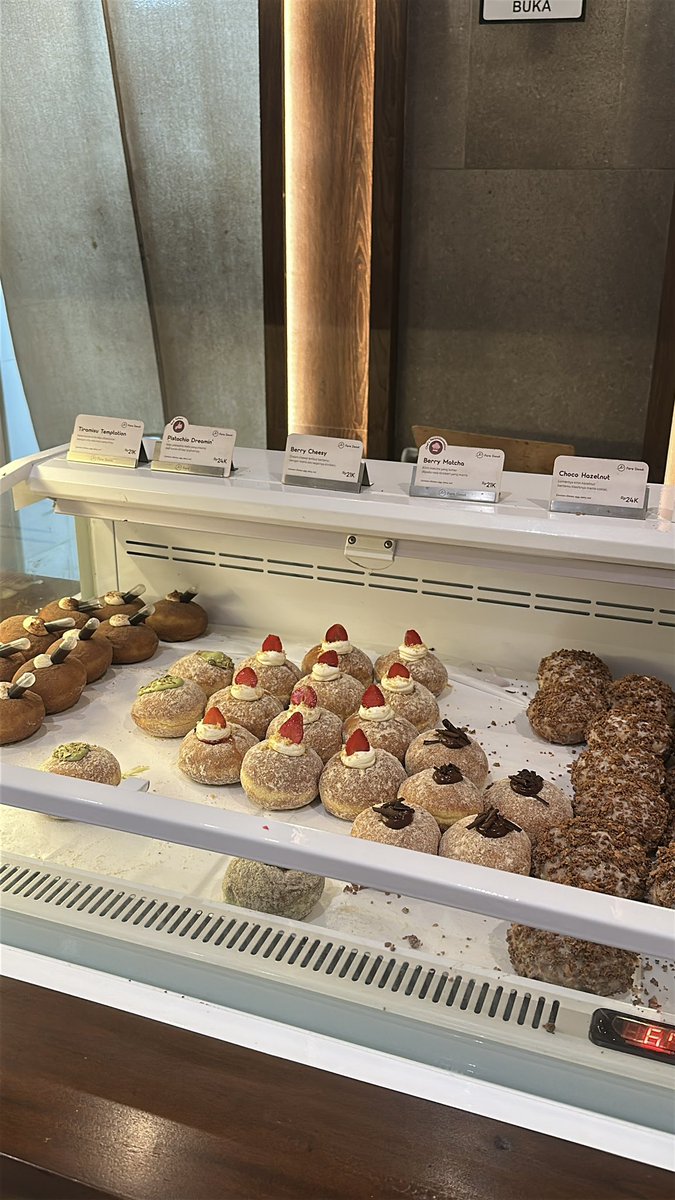 swextdemon's tweet photo. beli  donut tp ube nya gaada stock samsek di display nya &amp; kata mba nya lg dibuatin jd aku nunggu 20mnt dl (ku tinggal makan chongqing)

trs aku balik lg masih blm ada, ku tanyain katanya blm ready

trs aku blg “boleh ga aku pesen dl 2 biji? aku mau beli 6 donat” lgsg diambilin😭 https://t.co/raC6fG8qkf