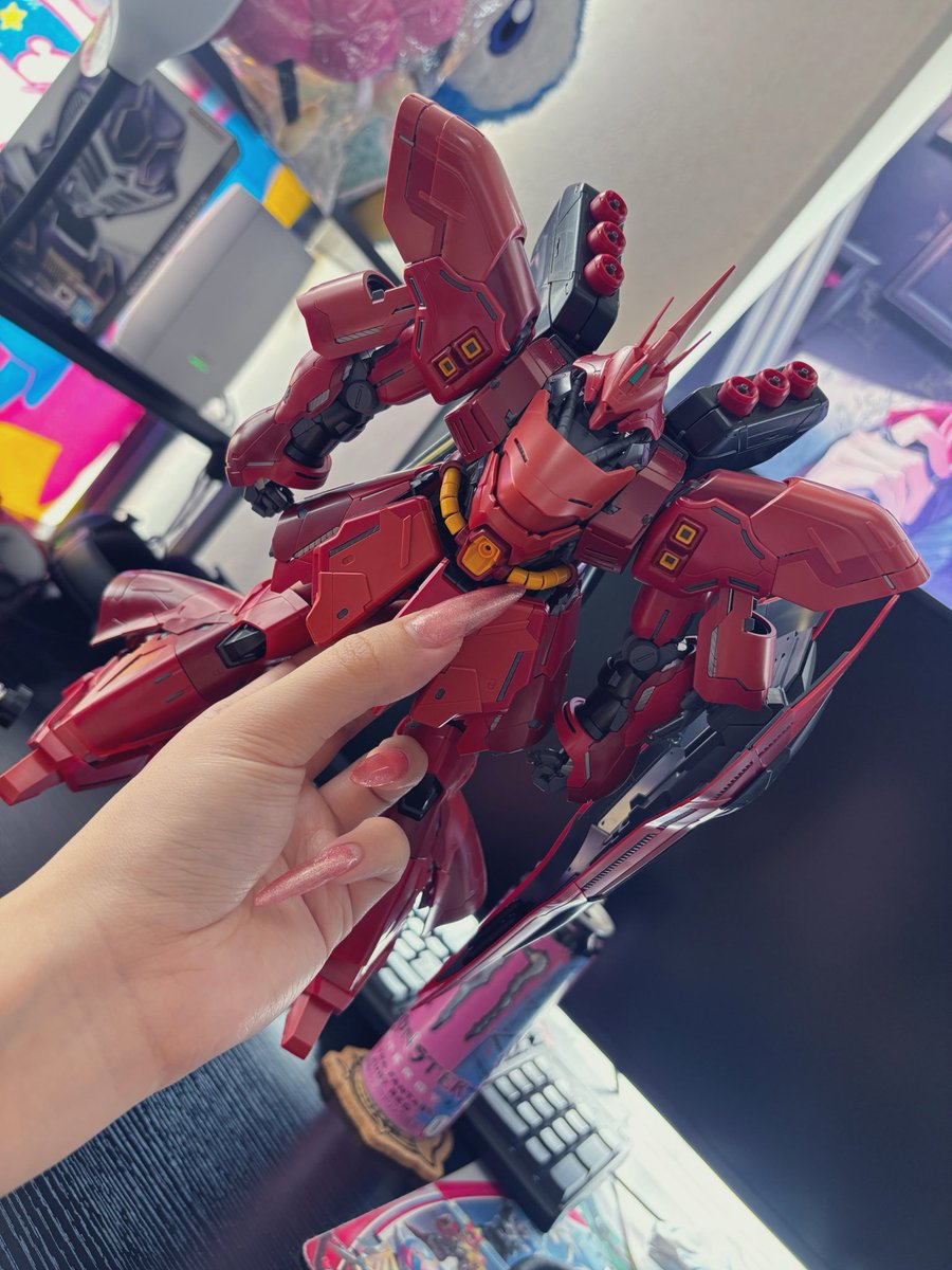 Xu54Ij's tweet photo. 完成したんですけどこの爪でパーツ外したりなんだりが難しすぎて仁王立ちで眠ってもらいます… https://t.co/hVDKIVjctu