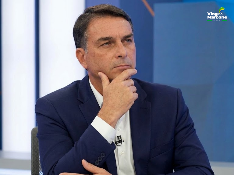 vlogdomarcone's tweet photo. Espero muito que Flávio Bolsonaro leia isso...

Bom, Lula disse em discurso que, se Flávio Bolsonaro quebrar o sigilo de sua conta bancária, ele, Lula, irá participar do debate da Globo. Na verdade, isso é só provocação. O que Lula não sabe é que essa foi a pior frase que ele poderia ter dito.

Flávio Bolsonaro já detonou Lula no debate da Band, ele não precisa mais disso. O eleitor não quer ver brigas, o eleitor quer ver quem é mais competente para cuidar do nosso país. O que Flávio Bolsonaro precisa a partir de agora é expor ainda mais o seu plano de governo, o projeto de Brasil. Imaginem um debate inteiro com apenas Flávio brilhando?, na tranquilidade, sem ter ninguém pra encher o saco,  trazendo suas propostas, as propostas que trarão mudanças reais para o nosso Brasil. Isso sim vai trazer mais votos para Flávio Bolsonaro. Afinal, acredito que os indecisos ainda não conhecem bem quem é Flávio Bolsonaro ou melhor, não conhecem bem o plano de governo que mudará nosso Brasil para melhor, para prosperar. Então, é importante que Flávio possa ir ao debate mesmo se Lula não for.

Pense nisso, Flávio.