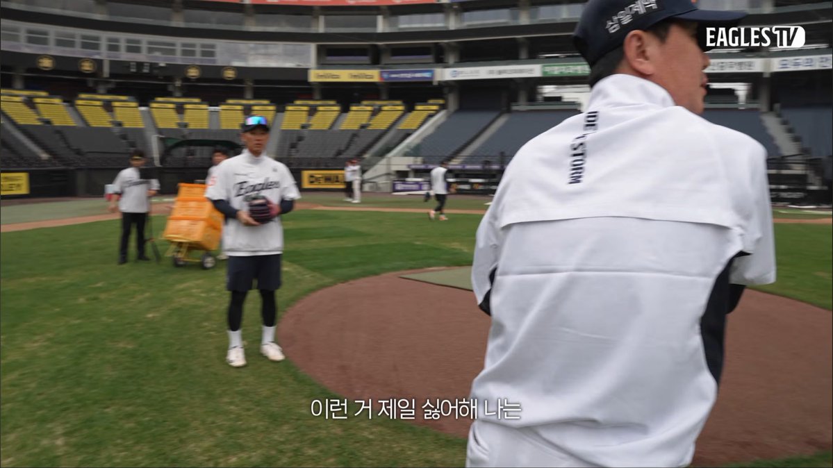 tuslgles's tweet photo. 감독 참여형 훈련 어색하다 https://t.co/06iLeixRVB