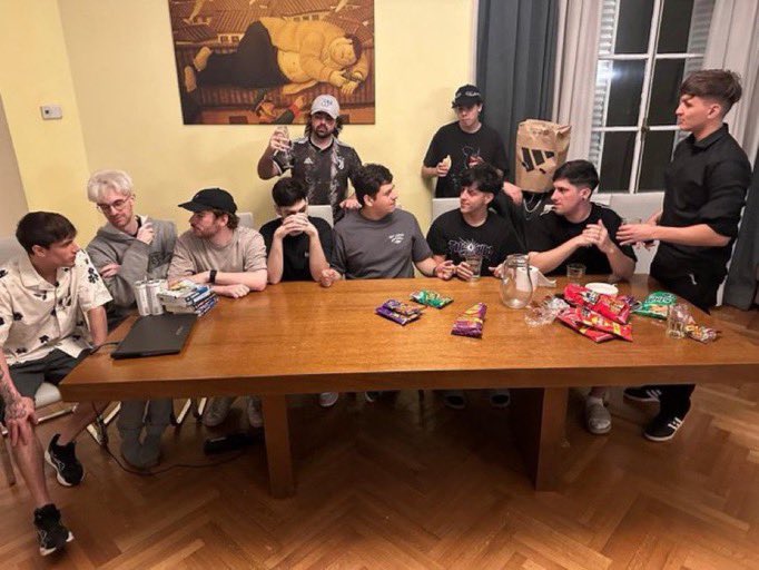 estrongn's tweet photo. @/teammafia espero que hayan recreado esta foto o hay balas para todos https://t.co/IdGC2VECpw