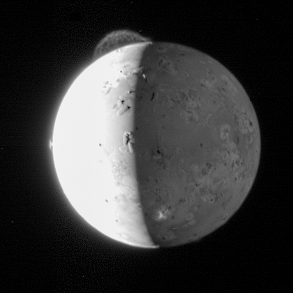 Z_is_key's tweet photo. Day 45 of posting a fact about the Solar System's moons until the natural satellite counts of a giant planet increases.

Fact #45: When NASA's New Horizons probe flew by Jupiter for a gravity assist to Pluto, a volcanic plume rising from Io's Tvashtar Paterae was seen.
#Astronomy https://t.co/UUOdd5SDCH