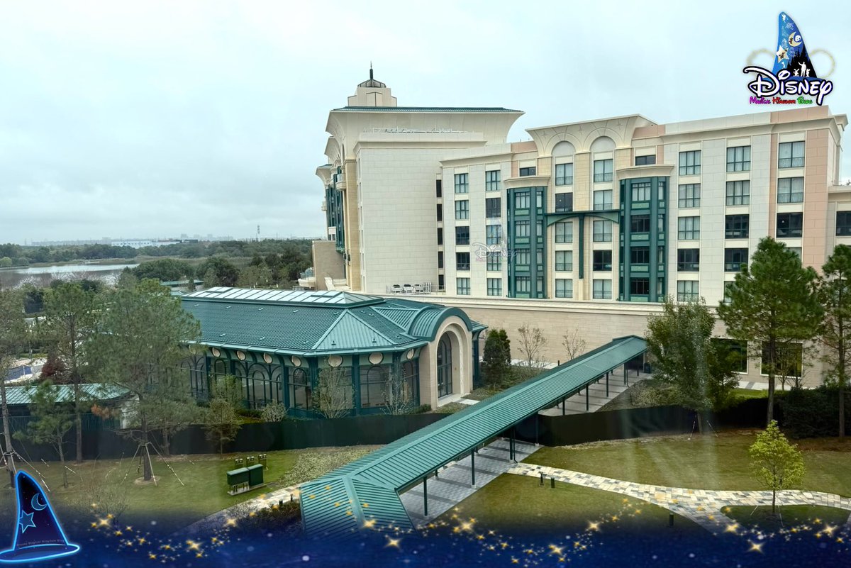 DMK_Blog's tweet photo. 🌟💫 Shanghai Disney Resort’s third themed hotel has been named Shanghai Disney Enchanted Star Hotel.  Inspired by the legendary Wishing Star, the Hotel will offer Guests a new themed stay experience with 400 guest rooms and is expected to open in winter 2026.

Located near Shanghai Disneyland Hotel, the new hotel’s exterior and surrounding lawn areas were already taking shape and appeared largely ready by mid-October 2026.

#Disney #迪士尼 #DisneyParks #SHDR #SHDL #ShanghaiDisneyResort #上海迪士尼度假區 #ShanghaiDisneyland #上海迪士尼樂園 #ディズニー #上海ディズニーランド #上海迪士尼星願酒店 #ShanghaiDisneyEnchantedStarHotel #DisneyEnchantedStarHotel #WishingStar #上海迪士尼星愿酒店 #上海ディズニーエンチャンテッドスターホテル