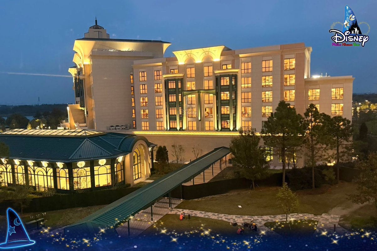 DMK_Blog's tweet photo. 🌟💫 Shanghai Disney Resort’s third themed hotel has been named Shanghai Disney Enchanted Star Hotel.  Inspired by the legendary Wishing Star, the Hotel will offer Guests a new themed stay experience with 400 guest rooms and is expected to open in winter 2026.

Located near Shanghai Disneyland Hotel, the new hotel’s exterior and surrounding lawn areas were already taking shape and appeared largely ready by mid-October 2026.

#Disney #迪士尼 #DisneyParks #SHDR #SHDL #ShanghaiDisneyResort #上海迪士尼度假區 #ShanghaiDisneyland #上海迪士尼樂園 #ディズニー #上海ディズニーランド #上海迪士尼星願酒店 #ShanghaiDisneyEnchantedStarHotel #DisneyEnchantedStarHotel #WishingStar #上海迪士尼星愿酒店 #上海ディズニーエンチャンテッドスターホテル