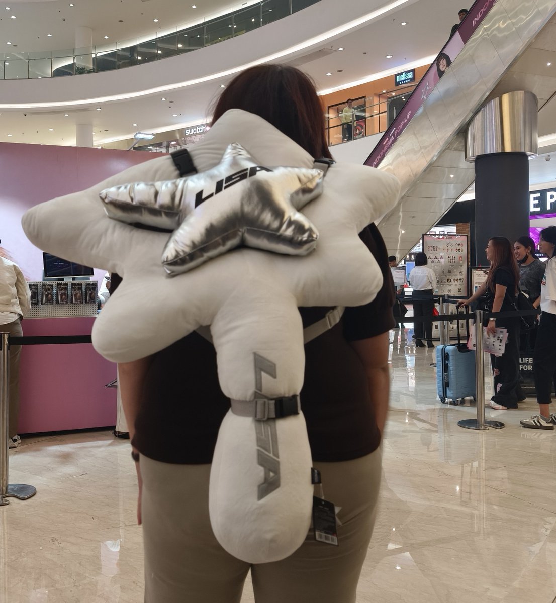 cale_chuchu's tweet photo. wkwkwk @parkRchaeyoung
#Miniso #Lisa https://t.co/n36hFX0AYi