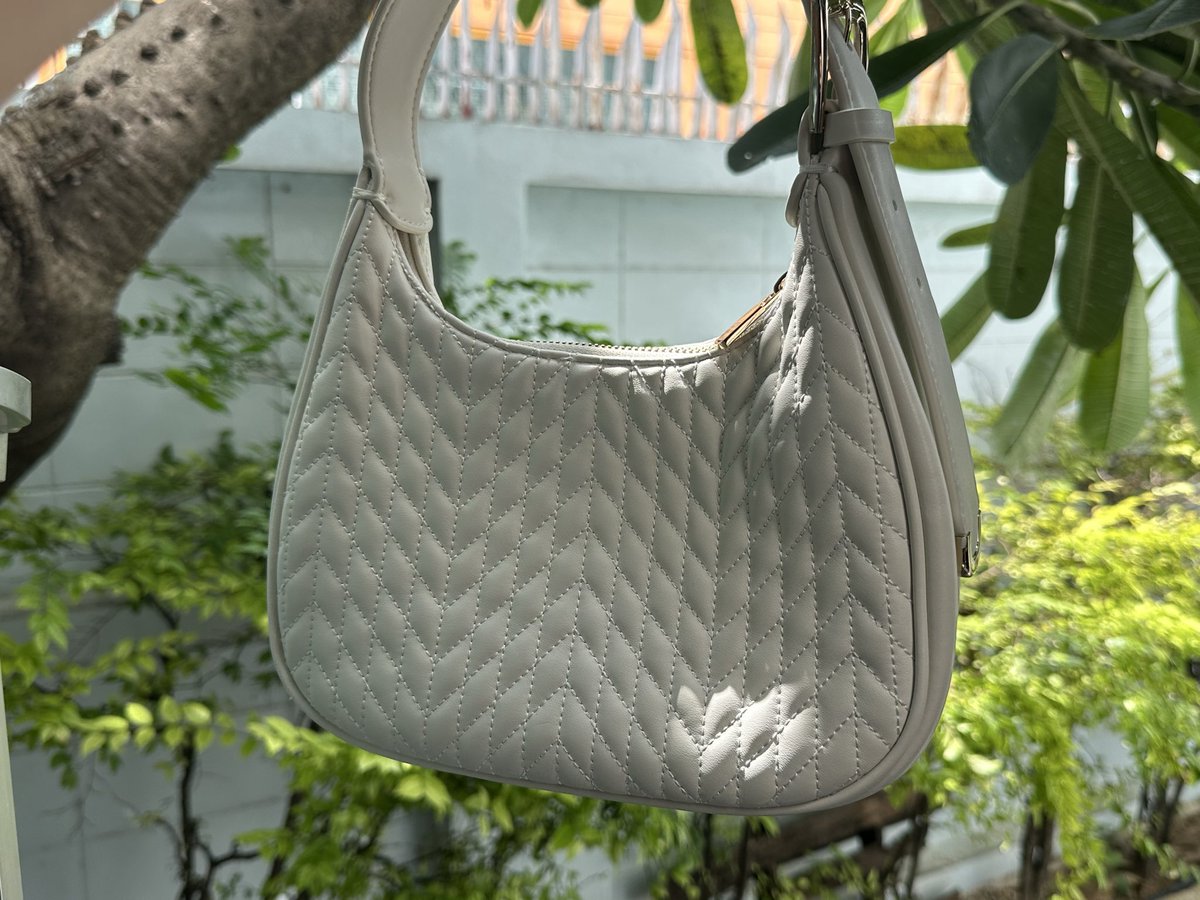 kaybestelie's tweet photo. ปล่อยต่อกระเป๋า LYN ENOLA สี ivory เป็นสีขาวอมเหลืองค่ะ ซื้อมาใช้เอง ออกงานแค่ครั้งเดียวที่เหลือ น้องอยู่ในตู้ตลอดปีเลยค่ะ สภาพยังดีมากๆเทียบมือหนึ่งเลยค่ะ เราปล่อยต่อ 1790 ราคารวมส่งค่ะ สามารถขอดูรูปเพิ่มเติมได้นะคะ #ขายกระเป๋า #กระเป๋ามือสอง #LYN #ENOLA https://t.co/hWcdNicUvl