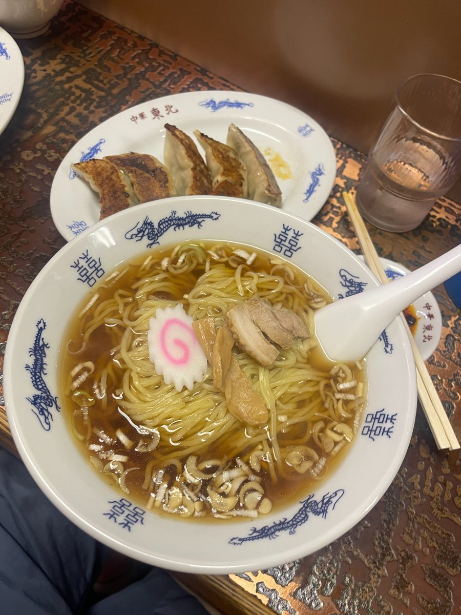 ComeBackDoc's tweet photo. #中野ブロードウェイ
#東北(#トンペイ)初訪問🚶

🍜450円って昭和⁉️寡黙マスター1オペ&amp;カウンターの小さな店は老舗感あるもピカピカ✨注文した🍜&amp;🥟set menuの熱々🥟は🧄風味バッチリ👍昔ながらのあっさり醤油🍜共に美味😋

チャーハン&amp;🥟頼んだ監督が"TT(田中貴)が好きそう"と一言/確かに😊リピ確定🙆 https://t.co/CFVRhqAcH3