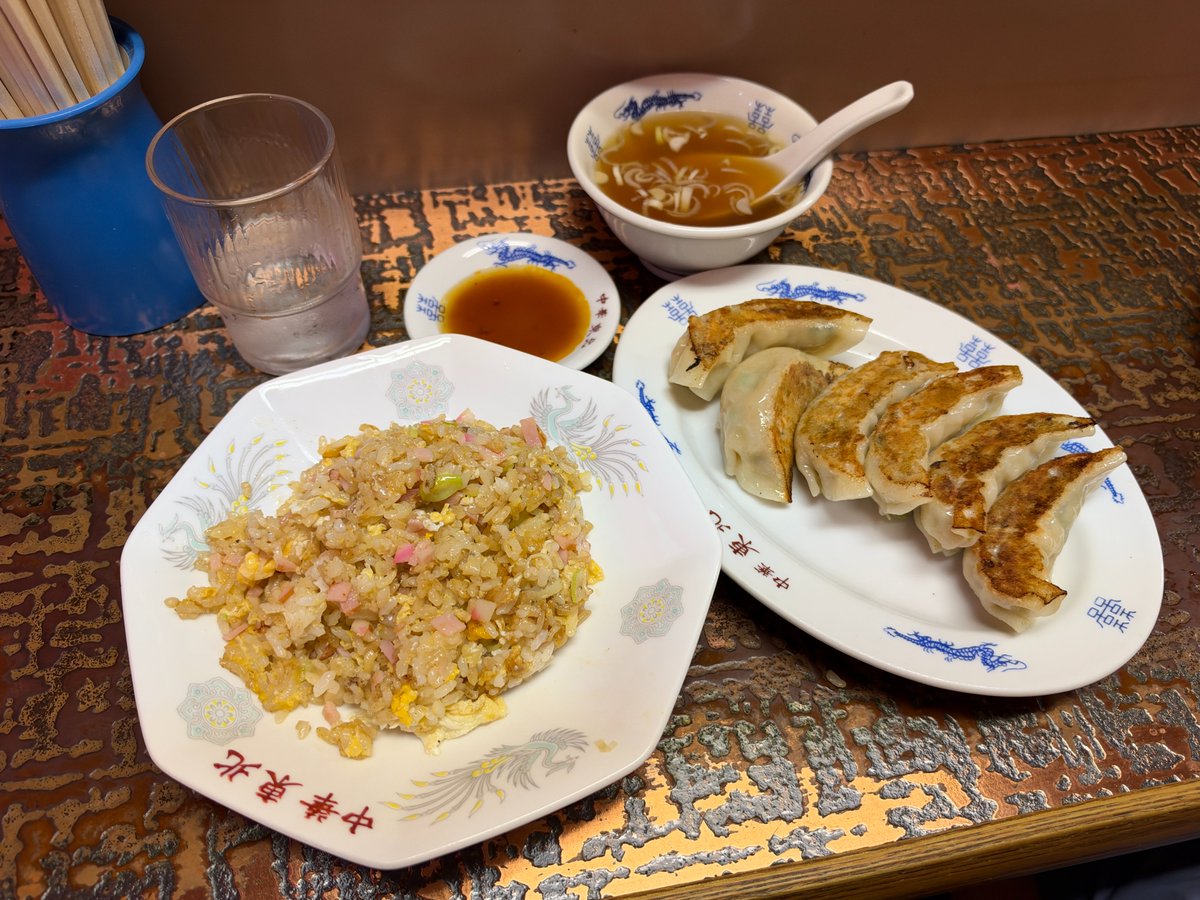 ComeBackDoc's tweet photo. #中野ブロードウェイ
#東北(#トンペイ)初訪問🚶

🍜450円って昭和⁉️寡黙マスター1オペ&amp;カウンターの小さな店は老舗感あるもピカピカ✨注文した🍜&amp;🥟set menuの熱々🥟は🧄風味バッチリ👍昔ながらのあっさり醤油🍜共に美味😋

チャーハン&amp;🥟頼んだ監督が"TT(田中貴)が好きそう"と一言/確かに😊リピ確定🙆 https://t.co/CFVRhqAcH3