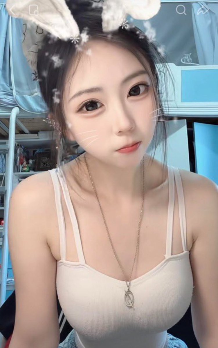 madison15ua1's tweet photo. 睡醒了，继续继续！！！😂

谁要看我20岁的福吗？？？

 多来锐评一下，看完不许讲我福黑嗷…！ https://t.co/SK0zFXo2Ar