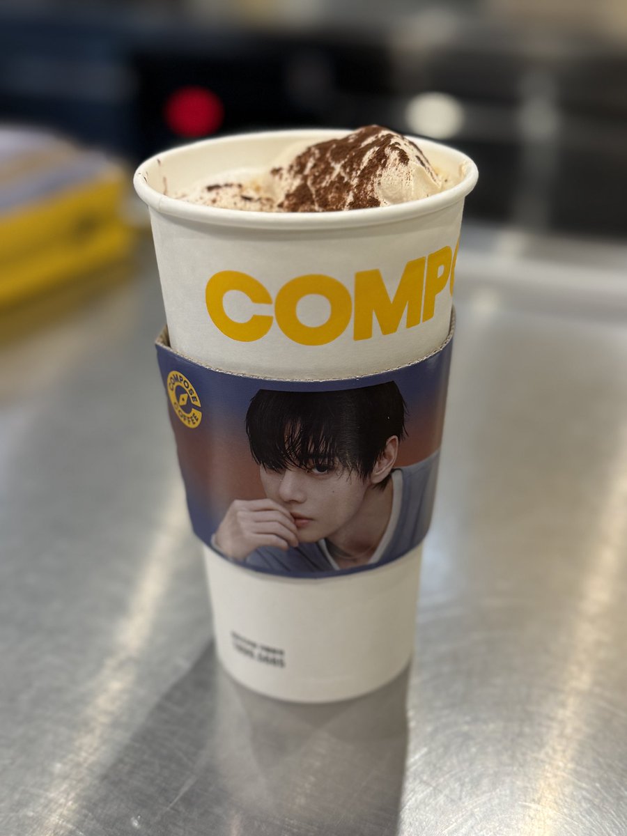 1230luciavi's tweet photo. 컴포즈 신메뉴 ㅋㅋ

V FOR COMPOSE COFFEE
COMPOSE COFFEE MODEL V
#TaehyungxComposeCoffee
#VxComposeCoffee https://t.co/FgNFDR0uXD