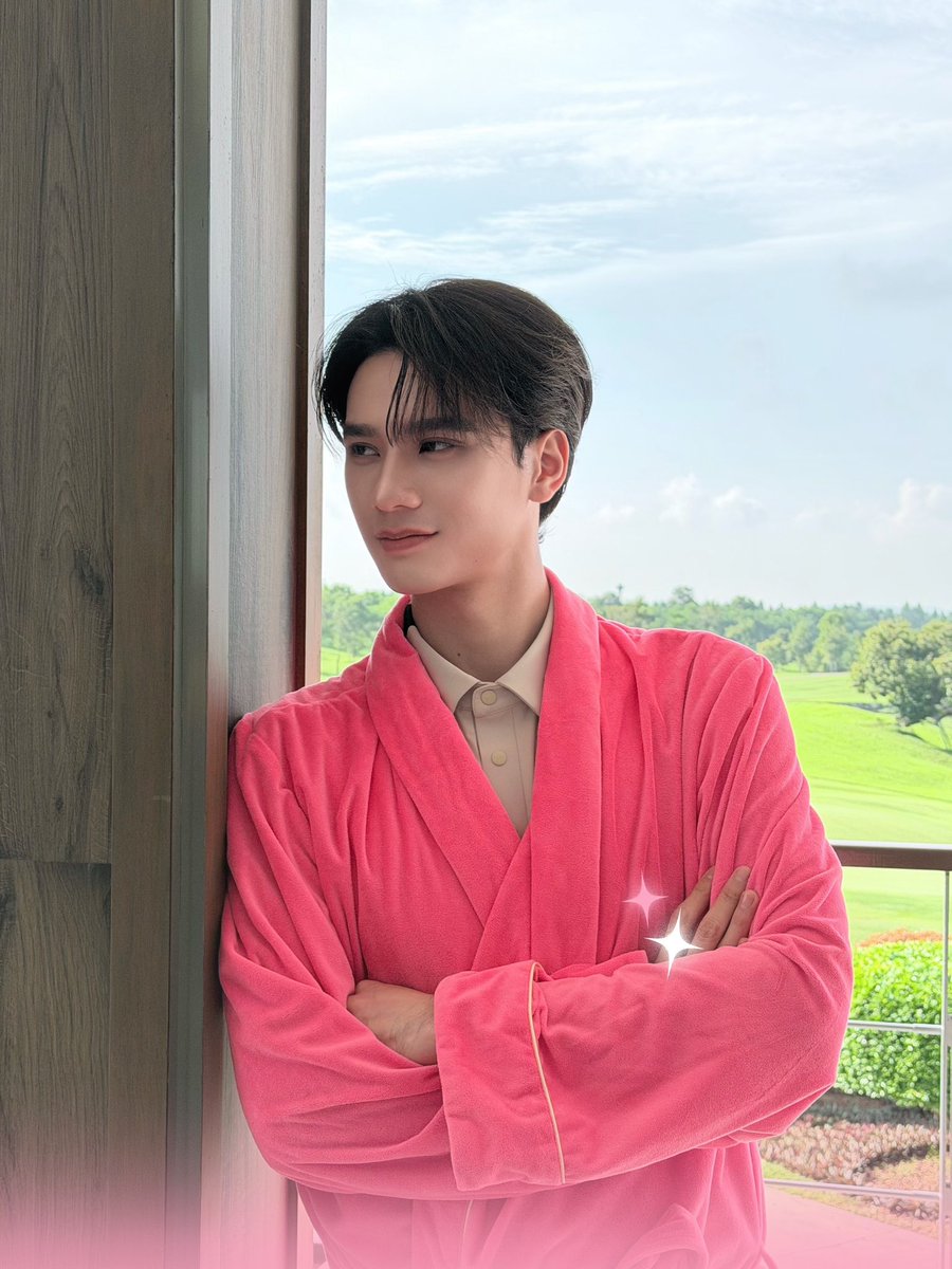 MagicLoverTH's tweet photo. Magic Lover Series พ่อมดลุ้นรัก🔮

จึงเรียนมา เพื่อโปรดทราบ Q5 มาแล้ว ~ ฮู้กกก ☺️

วาระการประชุมวันนี้ ขอเริ่มด้วยเรื่องที่ ‘คุณลี’ เป็นกังวลที่สุด นั้นก็คือ… วันนี้คุณลีดูหล่อหรือเท่ นี่ขนาดคุณลีไปออกรอบมาแล้วแสงแดดก็ทำไรคุณลีไม่ได้จริง ๆ 😎

แต่เรื่องแบบนี้มาสเตอร์และเหล่ามนุษย์ทั้งหลาย ✨ ก็คงจะช่วยออกความเห็นไม่ได้ สงสัยคุณลีอาจต้องไปถามเลขาดูเองนะ ~ ฮู้กกก 🪶

ฝากทุกคนส่งกำลังใจให้กับพวกเราในวันนี้ด้วยนะฮู้กกก 🫶🏻

MAGIC LOVER Q5
#เมจิกเลิฟเวอร์Q5