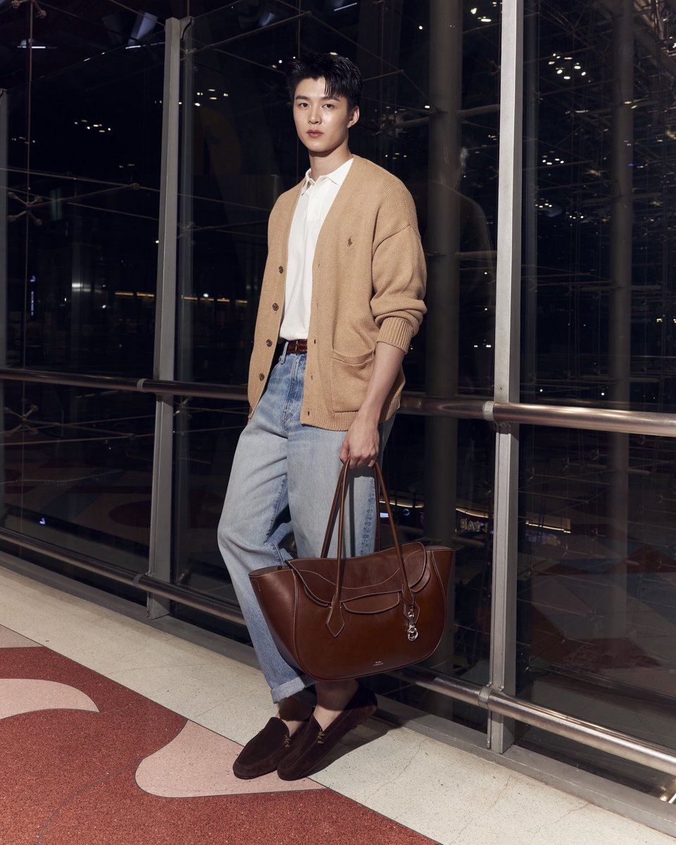 MchoiceTH's tweet photo. เปิด Airport Look ของ ‘มีน’ จาก ‘Polo Ralph Lauren’ ในการเดินทางไปร่วมงาน ‘POLOFEST TOKYO’ ที่ประเทศญี่ปุ่น ในวันที่ 22 ตุลาคมนี้ 🤍✨

MEEN FLY TO POLOFEST TOKYO
@RalphLauren
#MeenFlytoPoloFest
#RalphLauren #PoloFest
#Meennicha8 
#MchoiceArtist https://t.co/E6iHwpgd2q