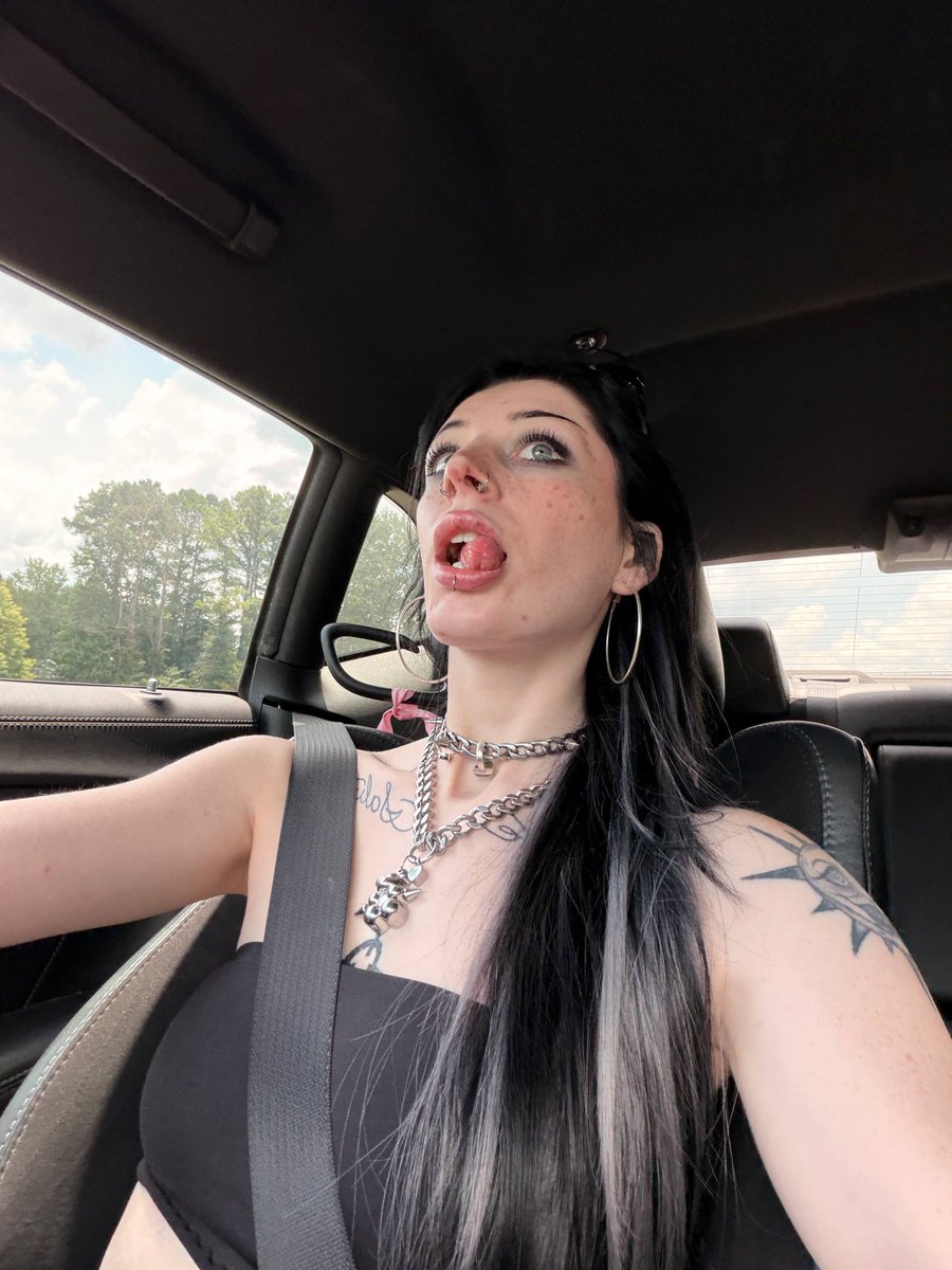 rhay_skie's tweet photo. stuck my tongue out because smiling sweetly felt a little too innocent for me today 😛💋 https://t.co/YkqJaRAENP