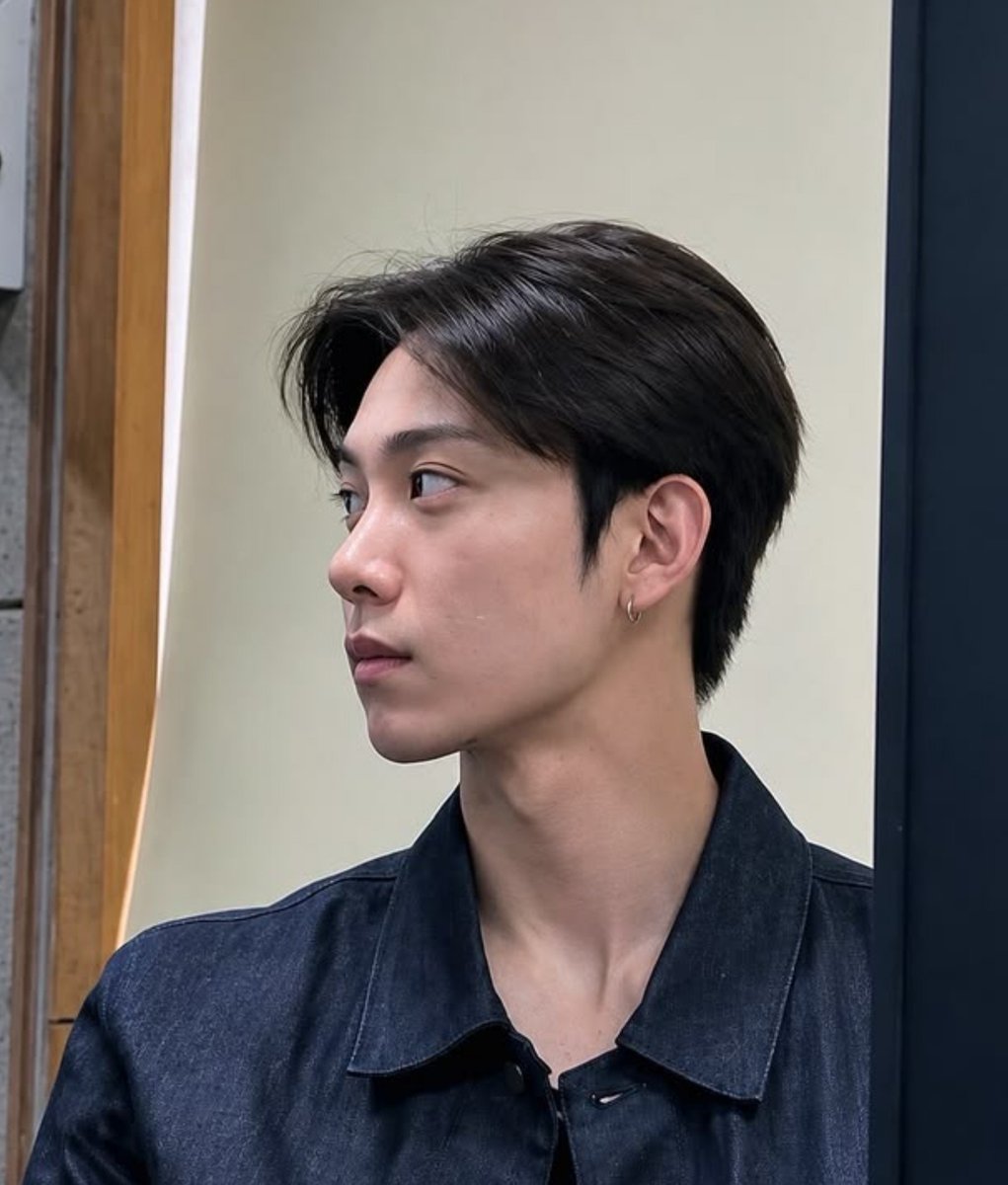 ryulberasumsi's tweet photo. the day ryul ngepap rambutnya di bleaching i know im gonna mourning his black hair, and now i miss his black hair damn much 😞😞😞 https://t.co/im1VTKGSMJ
