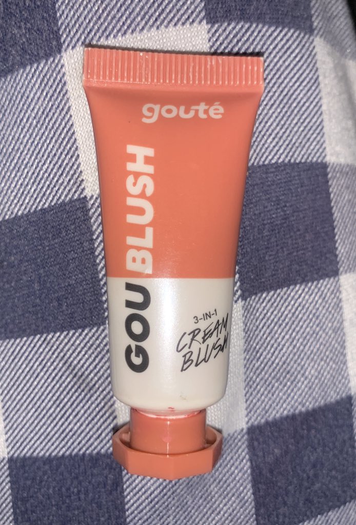 flooolovepinky's tweet photo. aku mau share blush on andalanku, harganya murah meriah bangettt. awalnya iseng beli karena muncul mulu, setelah coba ternyata cocok banget di aku https://t.co/hEroiUCV1L