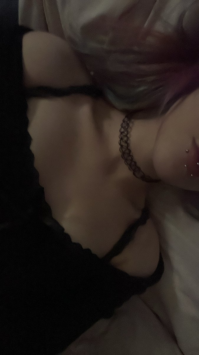 PickleGirl88283's tweet photo. i can finally kinda see my collarbones https://t.co/0gFwpU31nj
