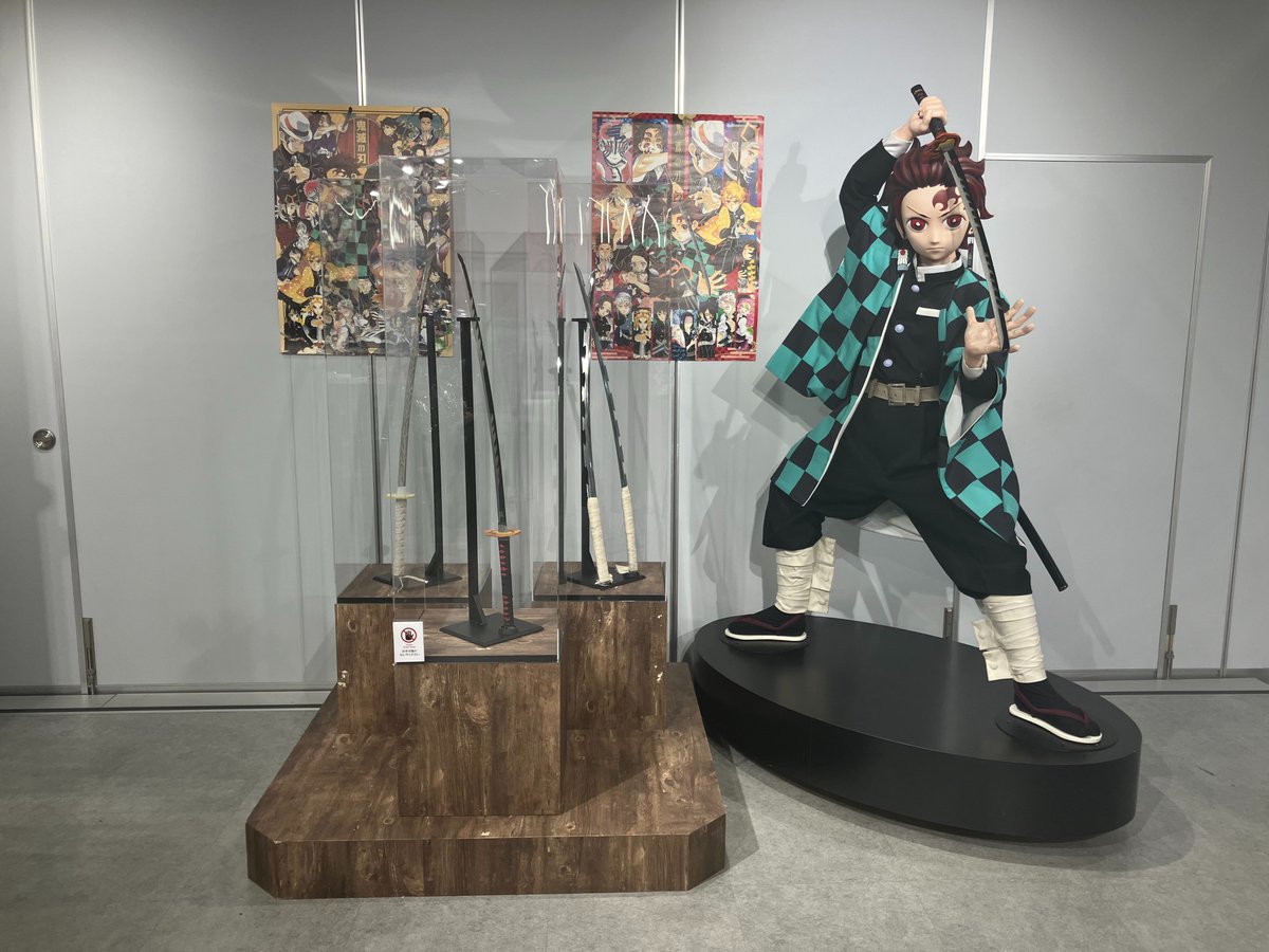 jumpshoptokyo's tweet photo. ★鬼滅の刃フェア★

～25日(日)まで！

現在、東京ドームシティ店では炭治郎の立像や、炭治郎・善逸・伊之助の刀を展示中！
その他の店舗でもスタンドパネルが皆さまをお出迎えいたします。
是非JUMP SHOPに遊びに来てください！

※詳しくは画像をご覧ください https://t.co/AAshGioaFC