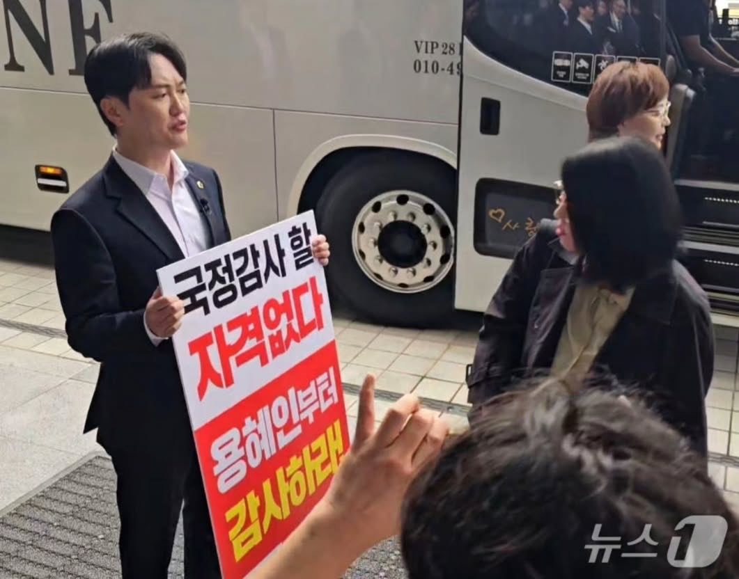 jeongmanhy39497's tweet photo. 피켓 든 분 멋져요

면전에 저렇게 박아줘야!!!! https://t.co/y39Aa799fN