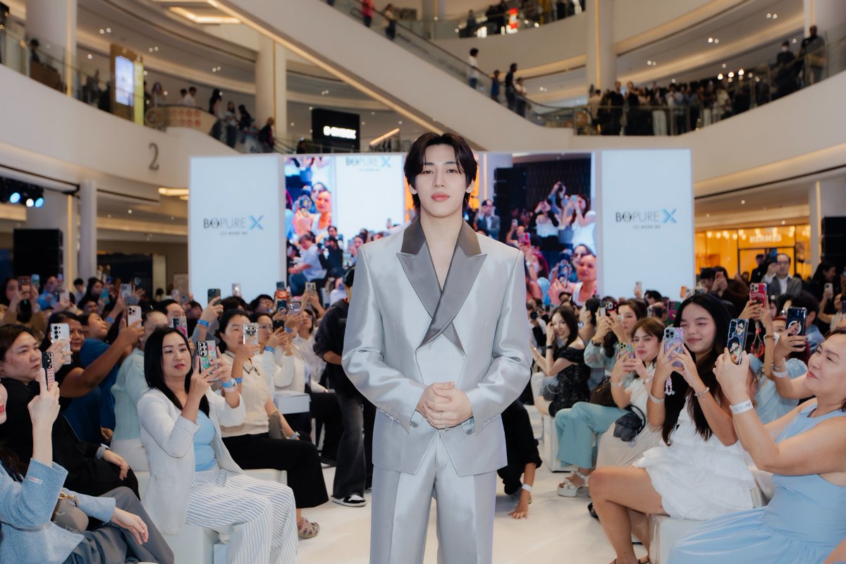 prjipata's tweet photo. โบ เพียว เอ็กซ์ จัดงานใหญ่ ชวนสัมผัสตัวตน “แบมแบม” ในฐานะ The Icon of Xpression Beauty เป็นครั้งแรก พร้อมตอกย้ำจุดยืนความงาม “ดูดี…ฟีลลิ่งได้ เป็นตัวเองได้สุด”

ต่อยอดกระแสตอบรับระดับภูมิภาค โบ เพียว เอ็กซ์ (BO PURE X) จัดงานแถลงข่าวอย่างยิ่งใหญ่ “Xpression Beauty – See More Me” พาทุกคนมาร่วมสัมผัสประสบการณ์จริงพร้อมกันอย่าง เป็นทางการครั้งแรกของ “แบมแบม – กันต์พิมุกต์ ภูวกุล” (BamBam) ในฐานะ The Icon of Xpression Beauty เพื่อร่วมถ่ายทอดมุมมองใหม่ของโปรแกรมลดเลือนริ้วรอย ที่ก้าวข้ามกรอบความงามแบบเดิม สู่การผลักดันแนวคิด “ดูดี…ฟีลลิ่งได้ เป็นตัวเองได้สุด” ที่กำลังสร้างแรงกระเพื่อมใน 8 ประเทศทั่วภูมิภาคเอเชียแปซิฟิค ได้แก่ ไทย สิงคโปร์ มาเลเซีย เวียดนาม อินโดนีเซีย ฟิลิปปินส์ ออสเตรเลีย และอินเดีย

ภญ. กิตติวรรณ รัตนจันทร์ รองประธานบริหารอาวุโส ฝ่ายการพาณิชย์ประจำภูมิภาคญี่ปุ่น เอเชียตะวันออกเฉียงใต้ และออสเตรเลีย-นิวซีแลนด์ บริษัท เมิร์ซ เอสเธติกส์ เอเชียแปซิฟิก กล่าวว่า“งานในวันนี้จัดขึ้นเพื่อพาทุกคนมาสัมผัสกับแนวคิด “Xpression Beauty – See More Me” อย่างใกล้ชิด ซึ่งเป็นการเปลี่ยนบทสนทนาเรื่องความงาม จากการเน้น ‘แก้ไข’ มาเป็นการ ‘ดูแลและให้คุณค่า’ กับสิ่งที่เราอยากรักษาไว้บนใบหน้า เพราะเราเชื่อว่าความงามที่ดูดีที่สุด คือความงามที่ยังสามารถแสดงออกทางอารมณ์ได้อย่างเป็นธรรมชาติ (Natural Expression) บนพื้นฐานของความปลอดภัยสูงสุดและมาตรฐานทางวิทยาศาสตร์ที่พิสูจน์ได้จริง
โบ เพียว เอ็กซ์ เป็นโปรแกรมลดเลือนริ้วรอยที่ใช้ XTRACT TECHNOLOGYTM ซึ่งมีประสบการณ์ใช้งานทั่วโลกกว่า 20 ปี โดยไม่เคยมีรายงานการดื้อต่อสาร สิ่งนี้คือเครื่องพิสูจน์ถึงความเชี่ยวชาญและความปลอดภัยที่เราส่งมอบให้แพทย์และผู้รับบริการอย่างต่อเนื่อง”

ทางด้าน แบมแบม – กันต์พิมุกต์ ภูวกุล ตัวแทนของแคมเปญที่สื่อสารกับแฟน ๆ ทั่วโลกผ่านโชว์และพลังของการแสดงออก ได้ร่วมถ่ายทอดแนวคิด Xpression Beauty ผ่านเสน่ห์ ความมั่นใจ และตัวตนที่เป็นธรรมชาติทั้งบนเวทีและในชีวิตจริง โดยแคมเปญนี้ได้สะท้อนมุมมองการดูแลตัวเองในยุคปัจจุบัน โดยเฉพาะสำหรับผู้ที่เริ่มหันมาให้ความสำคัญกับเวชศาสตร์ความงาม ว่าการดูดีขึ้นไม่จำเป็นต้องแลกมากับการสูญเสียความเป็นตัวเอง แต่คือการดูแลตัวเองอย่างเข้าใจ โดยไม่ละทิ้งสีหน้า รอยยิ้ม แววตา ฟีลลิ่ง และการเคลื่อนไหวบนใบหน้า เพราะสิ่งเหล่านี้คือความพิเศษที่ทำให้แต่ละคนไม่เหมือนใคร การดูดีขึ้นจึงไม่ใช่การเปลี่ยนไปเป็นคนอื่น แต่คือการเผยเสน่ห์ในแบบของเราให้ชัดเจนยิ่งขึ้น ภายใต้แนวคิด See More Me

พร้อมกันนี้ แบมแบมยังได้ตอกย้ำข้อความสำคัญที่สะท้อนภาพลักษณ์ของแคมเปญนี้ไว้ว่า “Bo Pure X ช่วยให้ผมเปิดเผยตัวตนของตัวเอง ผ่านการเคลื่อนไหว ฟีลลิ่งบนใบหน้า ปลดปล่อยได้ทุกอารมณ์”

อ่านต่อที่ https://t.co/NVNpwrwjNT

#BoPureXxBamBam 
#BamBam  #แบมแบม #뱀뱀
#XpressionBeauty 
#ดูดีฟีลลิ่งได้เป็นตัวเองได้สุด
#yoghurt_nattasha #Kratingg
#Anchilee #annscottkemmis 
#AnchileeScottKemmis