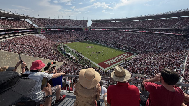 PiyushPushkal's tweet photo. Using edge AI powered by Intel Xeon processors, WaitTime is helping stadiums turn real-time crowd insights into shorter lines, better fan experiences, and increased revenue. #IAmIntel https://t.co/V4EKy0fcVl https://t.co/PK24jqIgl1