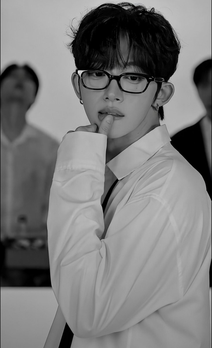 Tsuki__Moon214's tweet photo. ᙏ̤̫👓💘

#라인업컴퍼니 #키리 #kiri #라인업
#HappyKiriDay🎂 https://t.co/C0EGE1WzeL