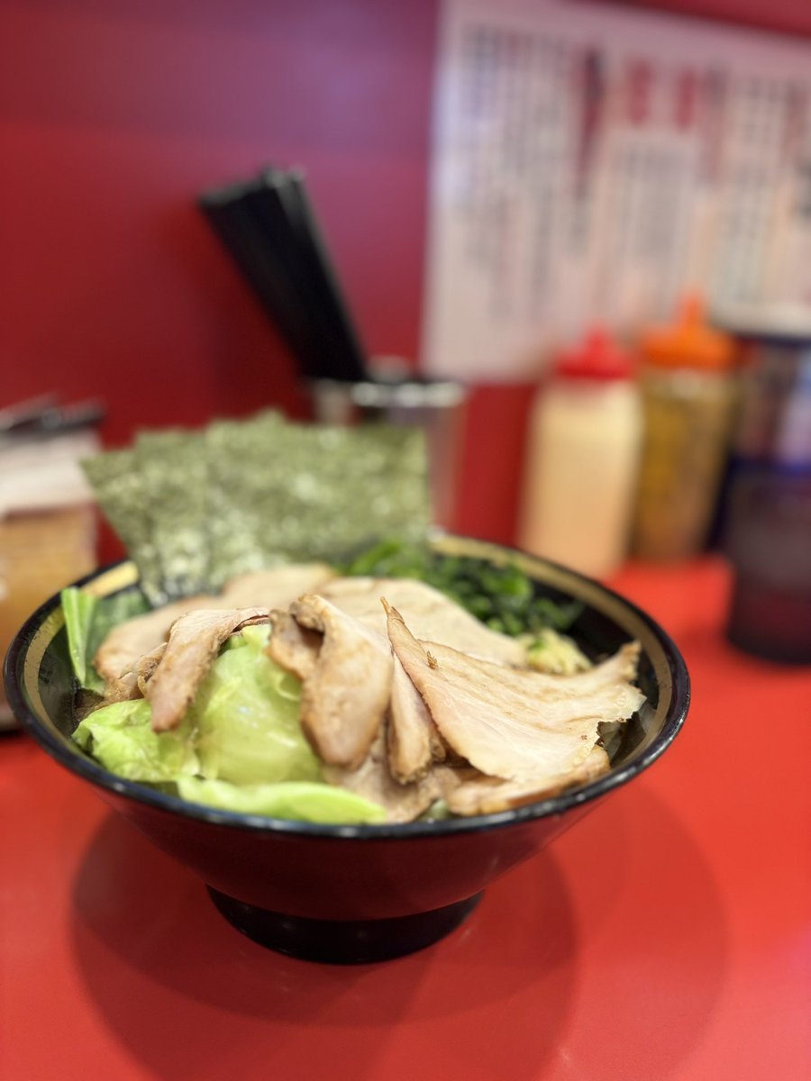kurokiku3's tweet photo. 燻製チャーシュー麺に
キャベツトッピング。
やっぱり野中家に近いね。
無料細切れチャーシューは置いてなかった。 https://t.co/plBR893Ua4