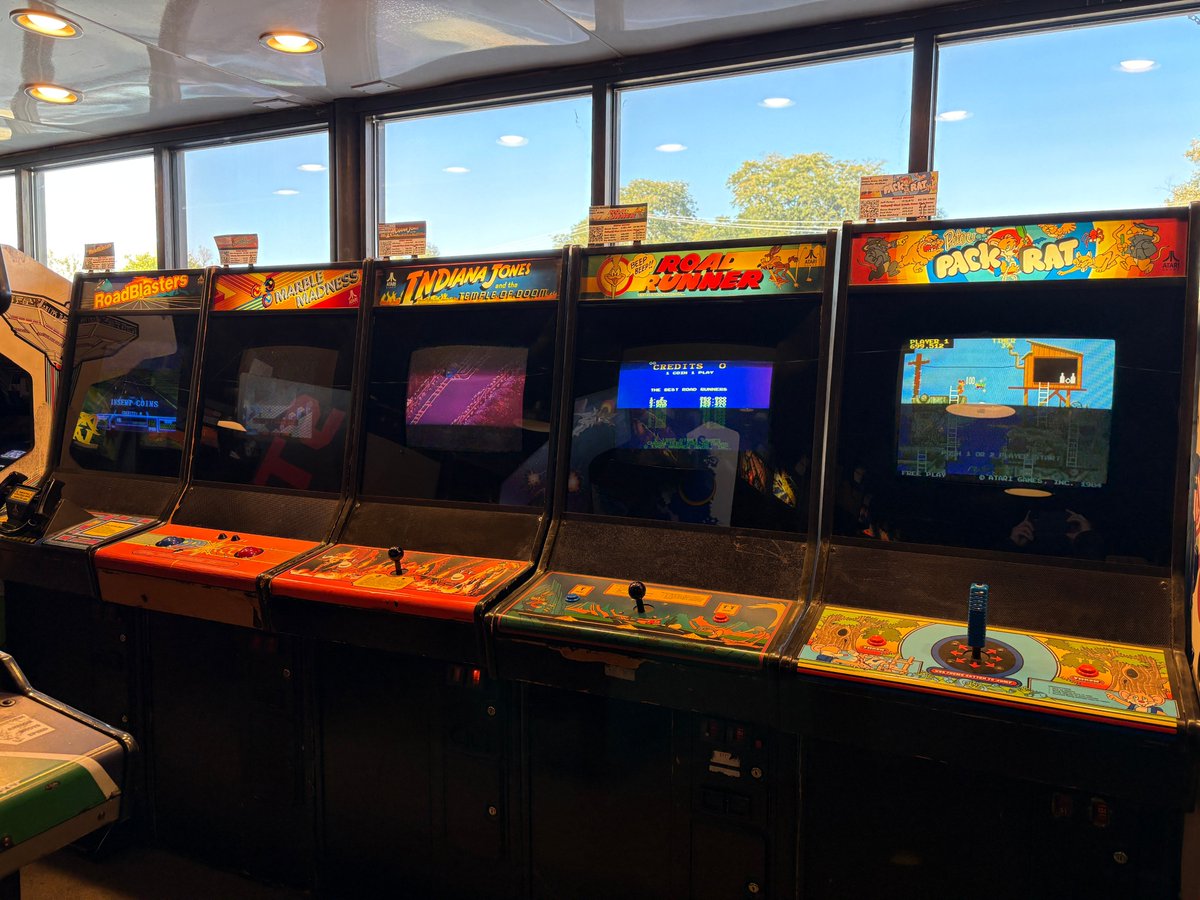 masao_ogino's tweet photo. こうやってメーカーごとに並ぶのは気持ちがいいよね。
#gallopingghostarcade https://t.co/S8DwXploPJ
