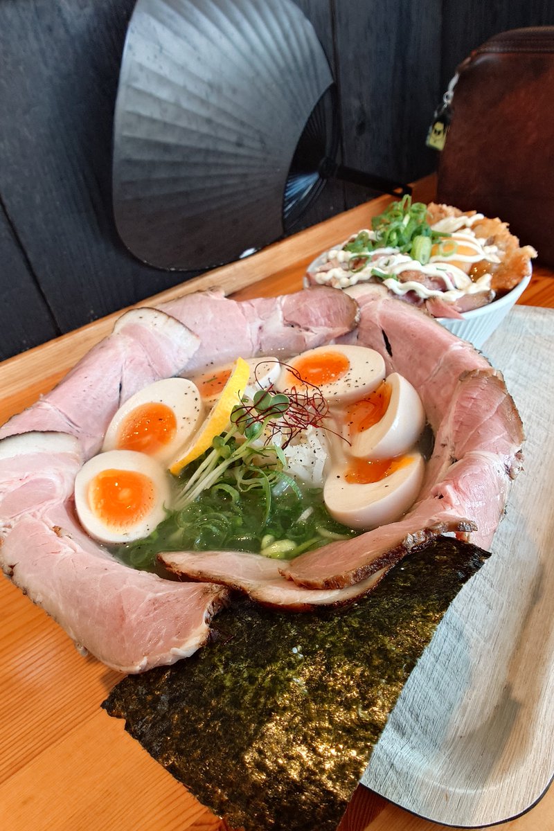 ramenswordsmith's tweet photo. 『今日のらーめん』

〒701-4271 岡山県瀬戸内市長船町長船１２４５−１

168😝

塩レモンラーメン（たまご・チャーシュー増）・どちらも丼を喰らうŧ‹"ŧ‹"(o'u'o)ŧ‹"ŧ‹"♡
塩うめえ(｀･ω･´)⊂彡･:(塩)
美味しゅうございました😋

#らーめん刀匠 https://t.co/Il5cdt7Teb