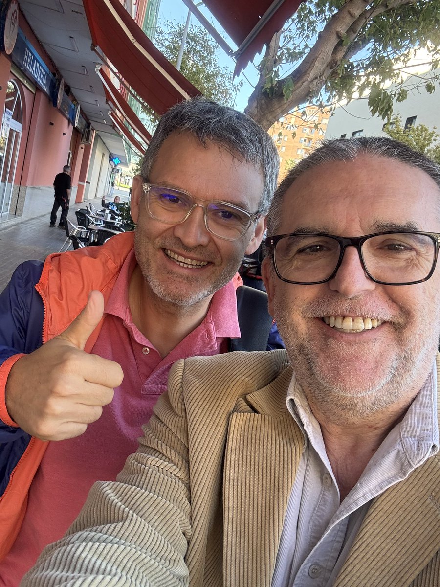 elmusicjr's tweet photo. Retomando sanas costumbres. Hoy en #tertuliasdecafé una agradable charla con el maestro @ildebass #proyectos #obras #ideas #vida de todo eso hablamos. A tope el curso 2026/2027 https://t.co/tJoswvvIAF