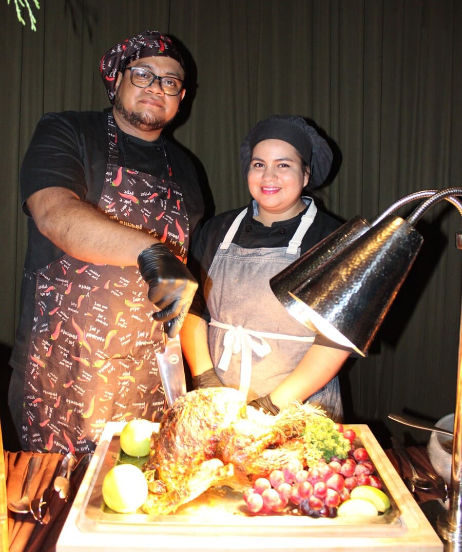 enter504's tweet photo. #Empresarial 🇭🇳👨‍🍳 Carlos Espinal asume como chef ejecutivo del Real InterContinental San Pedro Sula. Su presentación tuvo lugar durante “Season of Wonder”, evento que inauguró la temporada navideña y permitió conocer los planes de remodelación del hotel.
👉 https://t.co/PkVmT75067
#Enter504HN #SeasonOfWonder #CarlosEspinal #Gastronomía