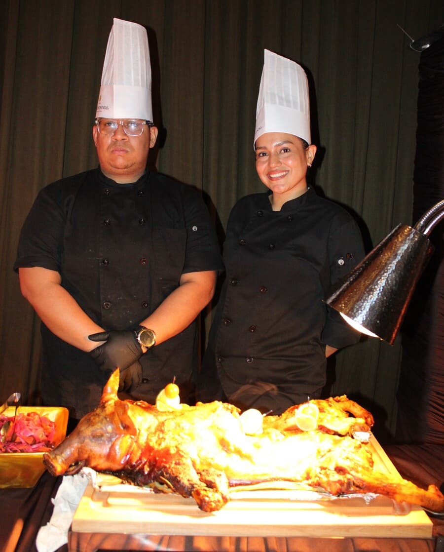 enter504's tweet photo. #Empresarial 🇭🇳👨‍🍳 Carlos Espinal asume como chef ejecutivo del Real InterContinental San Pedro Sula. Su presentación tuvo lugar durante “Season of Wonder”, evento que inauguró la temporada navideña y permitió conocer los planes de remodelación del hotel.
👉 https://t.co/PkVmT75067
#Enter504HN #SeasonOfWonder #CarlosEspinal #Gastronomía