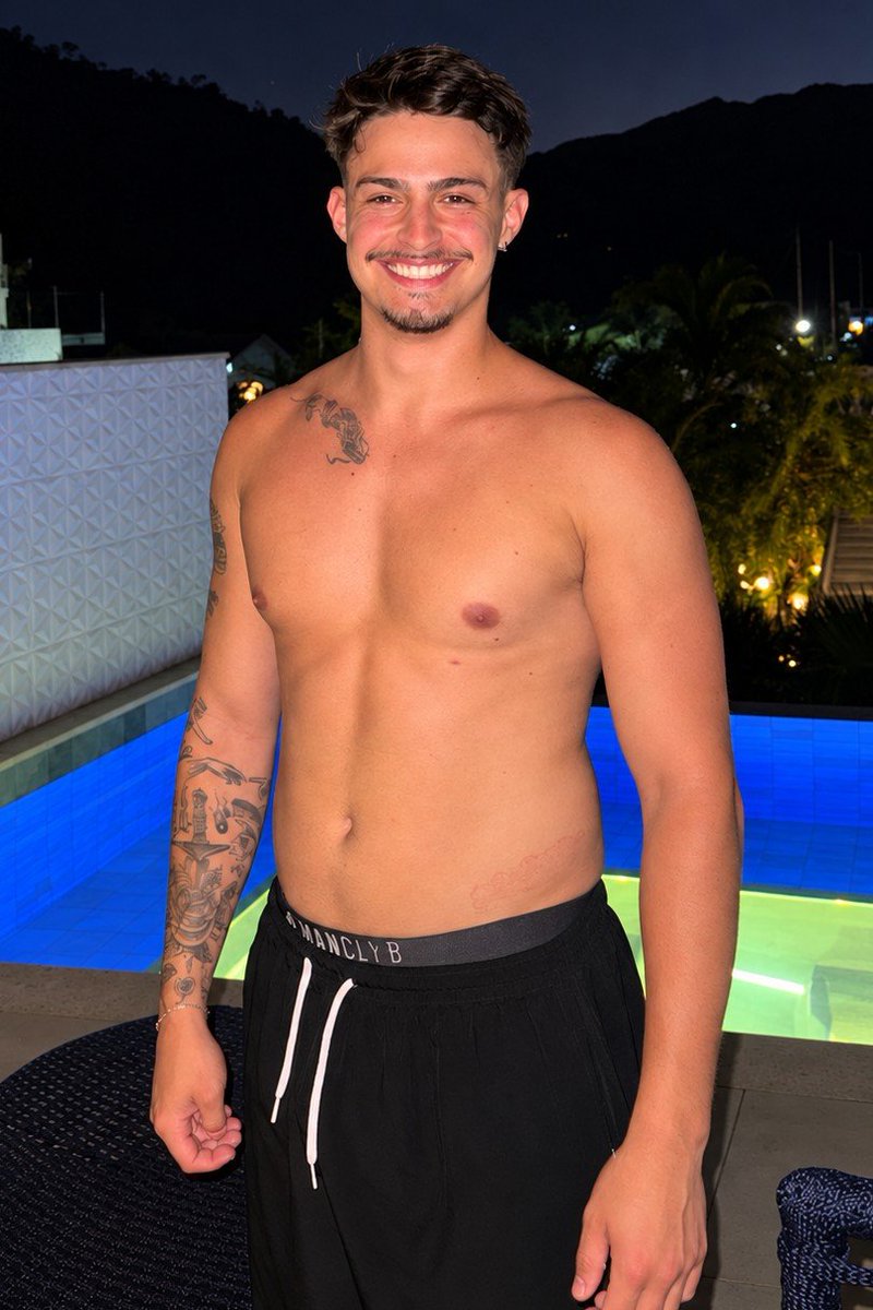 AthletixHQ's tweet photo. Vocês consideram ele gordinho? Vejo muita gente falando isso dele, acho ele saboroso https://t.co/SMf3nCNZfb