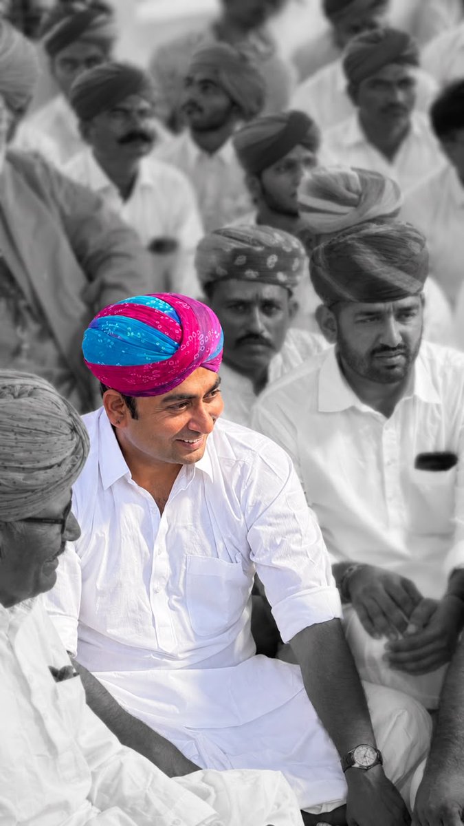 AzadBarmer's tweet photo. माटी की खुशबू और अपनों का प्यार . . . !!

#Barmer 
#AzadSinghRathore https://t.co/BpcUyl6b0o
