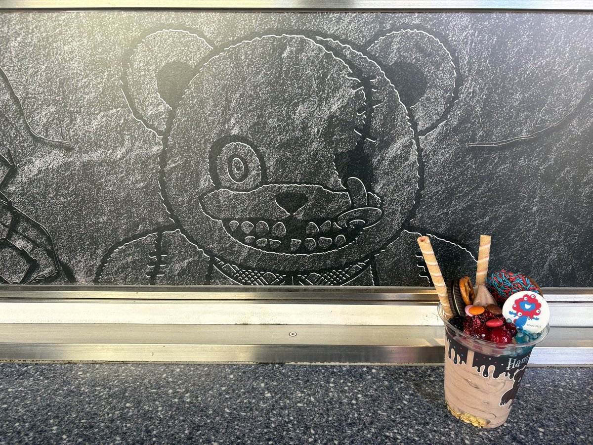aimriku39's tweet photo. 今日は日中30℃超えてるらしい
暑いのでハミクマ、ミャクミャクサンデー
今回で2回目
もう一度食べるとは
しかしこの暑さなんとかしてほしい
#USJ
#USJファン https://t.co/17NH5feGm1