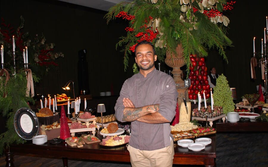 enter504's tweet photo. #Empresarial 🇭🇳👨‍🍳 Carlos Espinal asume como chef ejecutivo del Real InterContinental San Pedro Sula. Su presentación tuvo lugar durante “Season of Wonder”, evento que inauguró la temporada navideña y permitió conocer los planes de remodelación del hotel.
👉 https://t.co/PkVmT75067
#Enter504HN #SeasonOfWonder #CarlosEspinal #Gastronomía