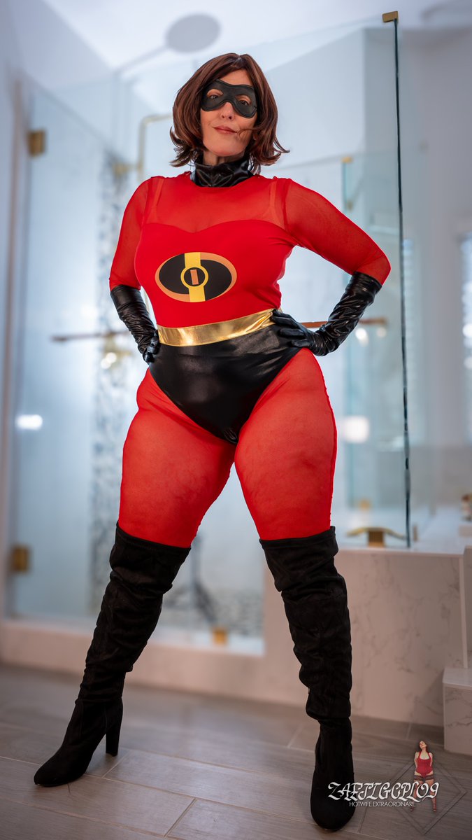 zaftigcpl's tweet photo. Who hasn't wondered what Elastagirl looked like under that uniform? #cosplay #milf #bigAss #bigtities https://t.co/VKQosiqMy1