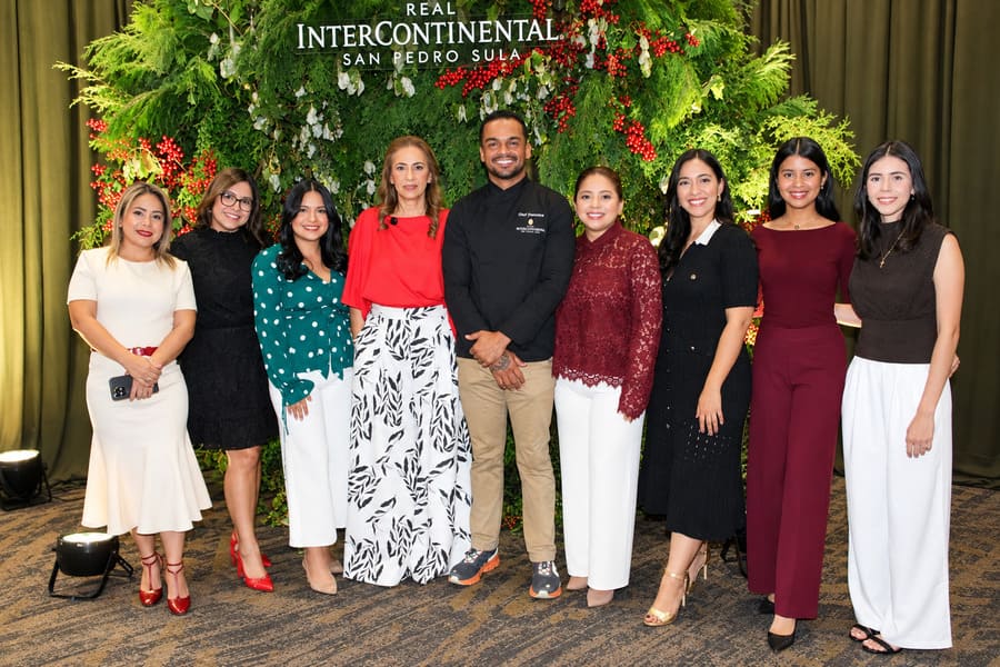enter504's tweet photo. #Empresarial 🇭🇳👨‍🍳 Carlos Espinal asume como chef ejecutivo del Real InterContinental San Pedro Sula. Su presentación tuvo lugar durante “Season of Wonder”, evento que inauguró la temporada navideña y permitió conocer los planes de remodelación del hotel.
👉 https://t.co/PkVmT75067
#Enter504HN #SeasonOfWonder #CarlosEspinal #Gastronomía