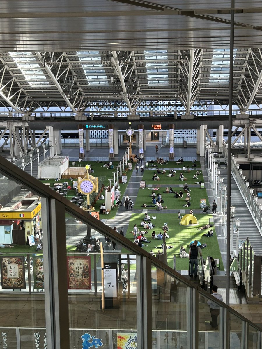 vlainv's tweet photo. 大阪駅は今日も平和だ https://t.co/5u9KVLWHoE
