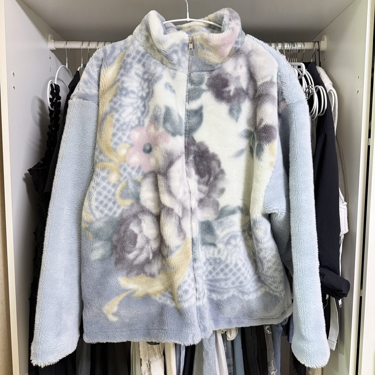 sleepidemica's tweet photo. AYA YAMANAKAさんに、父が生前に使っていた毛布をジャケットに仕立てて頂きました。

誰かの暮らしの中にあったものが、形を変えて、また新しい時間をともにしていけること。
AYA YAMANAKAさんの、そのようなサスティナブルで心のこもったものづくりの素晴らしさを今回あらためて感じました。

https://t.co/04YNoBIvIi