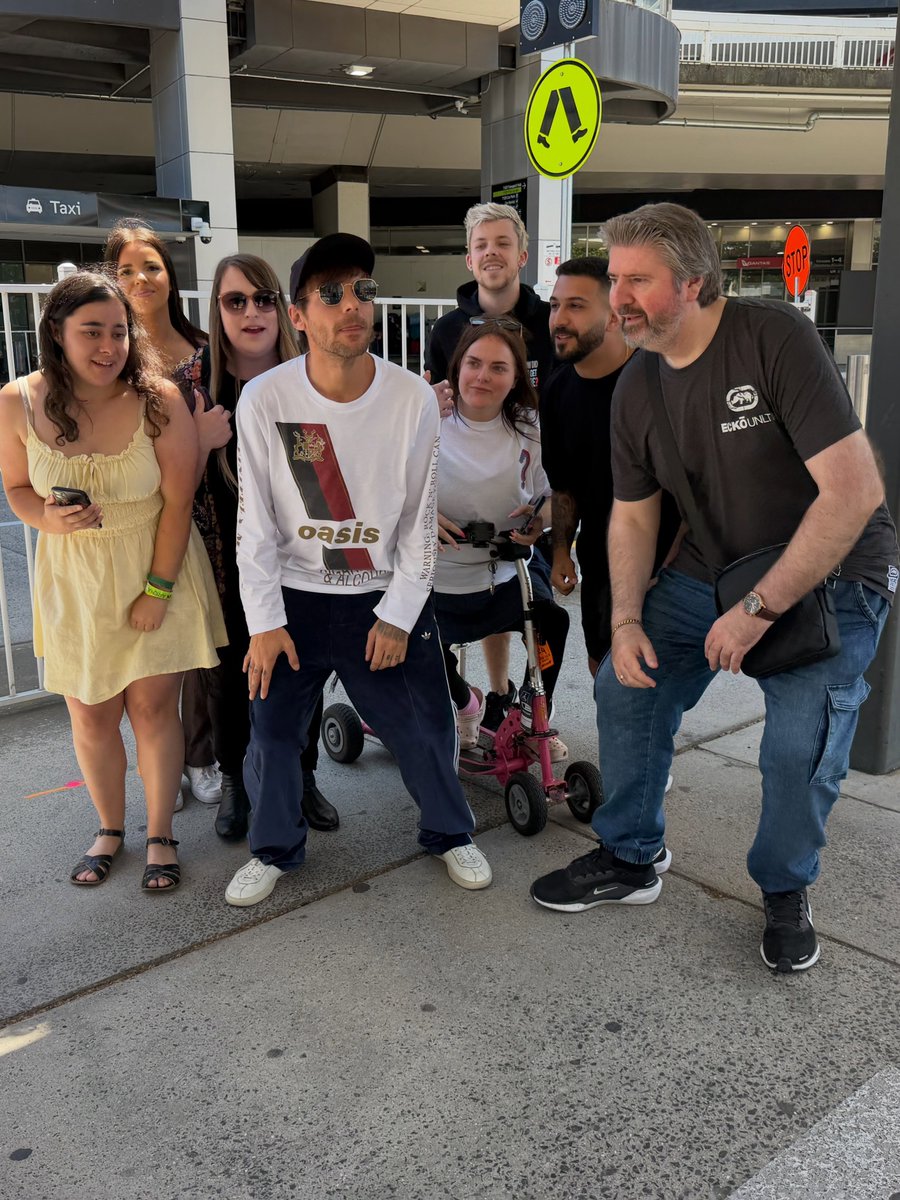 LT91Chile's tweet photo. 📸 | Louis con fans en el aeropuerto de Melbourne

— bridiehoran https://t.co/rDjQ830rOj