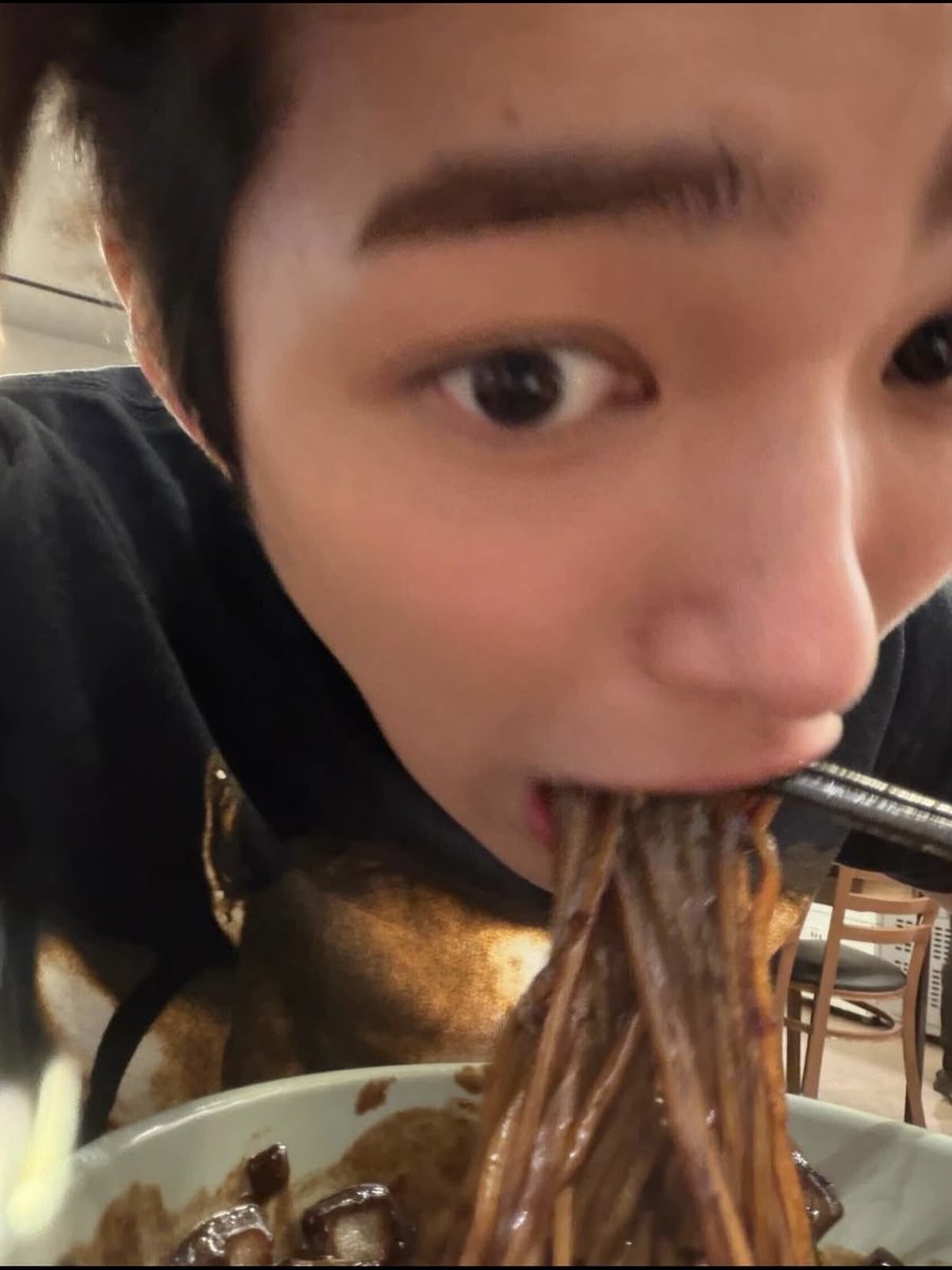 k_hoxx's tweet photo. 삼겹살 듬붇 넣은 김치찌개에 고봉밥 다섯그릇쯤 먹이고싶다 https://t.co/4guN9V7jPI