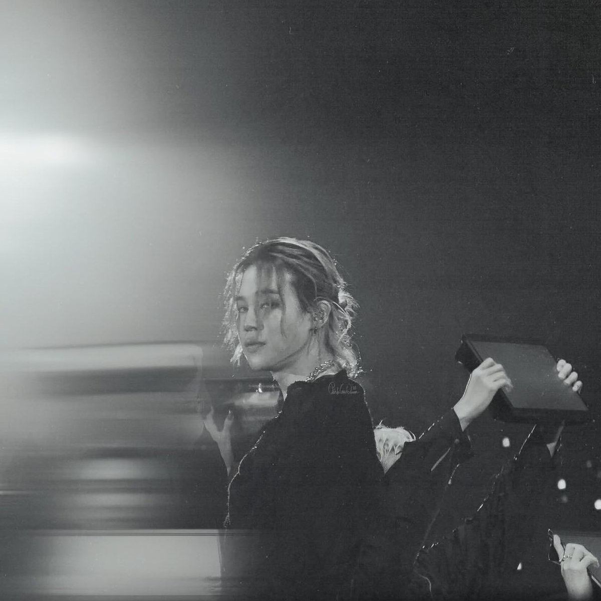 jjmmnnie's tweet photo. He turns a glance into a masterpiece 🩶 https://t.co/eQeHtsWMXX