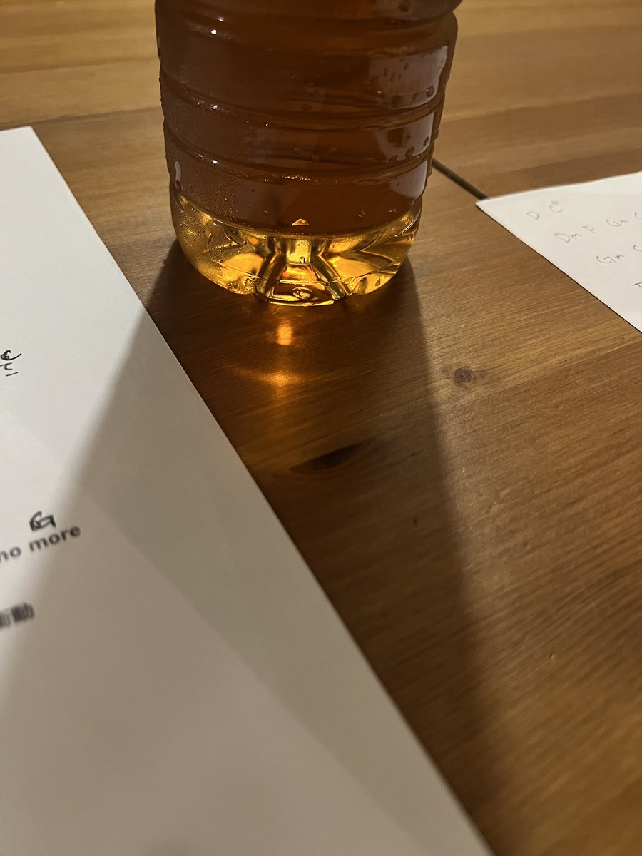 windowcham's tweet photo. 昨日一昨日とずーーーっとパソコン作業をし、今日は31日のリクエストワン���ンの練習でございます！
飲んでると思っていたペットボトルのお茶、2時間ぶりに飲もうと思ったら全く蓋開けてすらいなかった笑

あたしレベルになるともうペットボトル見ただけで水分補給できるのよ！笑(皆さん水分補給はしっかりね！)

さてさて、今回のリクエスト、難解なのが多いのー！頑張る！来てね！
