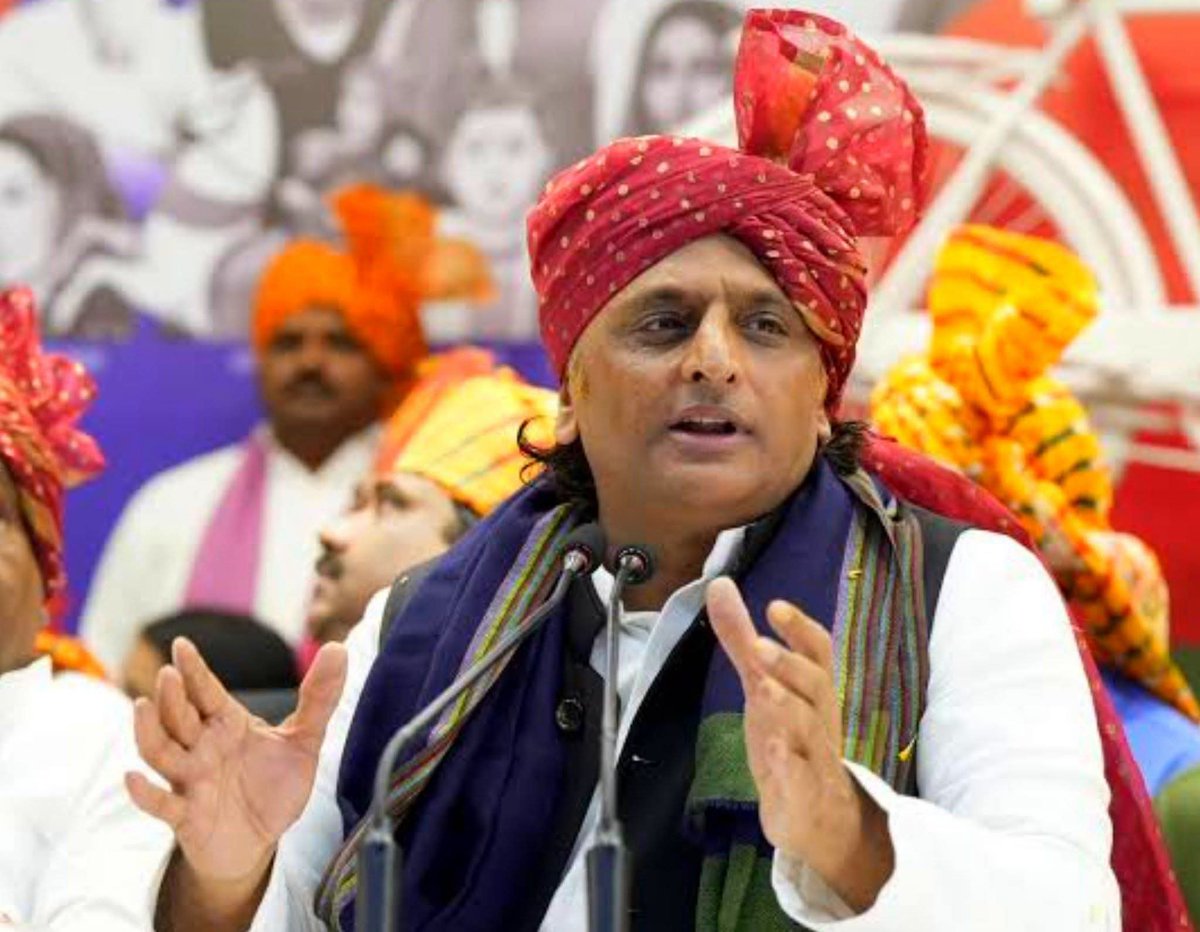 Mulayamsingh000's tweet photo. सुनील यादव का संघर्ष और मेहनत करके पार्टी को मजबूत किया और आज अखिलेश जी द्वारा उनको टिकट न देकर उनका सरेआम अपमान किया...

पूरे सैदपुर विधानसभा में जहां भी सामंतवादी ताकतों ने जुल्म किया है वहां वहां सुनील यादव लगातार खड़े हुए हैं। ऐसी ताकतों के खिलाफ खुलेआम बोलकर उन ताकतों के हौसले को तोड़ने का काम किया है 

सुनील यादव ने। एक पुश्तैनी बाहुबली लगातार सैदपुर में अवैध चुंगी काटता था लेकिन मात्र 18 साल की अवस्था में सुनील ने उसके बोर्ड को उठाकर फेक दिया चुंगी बंद हो गई। निवर्तमान सांसद का रिश्तेदार सरकारी हॉस्पिटल में कभी नहीं आता था

 उसके खिलाफ लगातार मोर्चा खोलकर मात्र 20 साल की अवस्था में सुनील ने उस ठाकुर डॉक्टर को हॉस्पिटल आने के लिए विवश किया था। एक है कमलेश सिंह उसने अपने गांव में ब्लॉक प्रमुख प्रत्याशी का प्रचार करने गये लड़कों से जाती पूछकर पीटा था और बोला था कि गांव में भी घुसने देंगे

 लेकिन सुबह सुनील 500 युवाओं को लेकर उसके घर पर चढ़ गए थे। और भी बहुत सारे त्याग हैं जो इस नौजवान ने करके उन ताकतों को अपना विरोधी बनाकर लोगों की मदद की है। 2017 विधानसभा चुनाव में मंत्री वी सांसद मनोज सिंहा के सामने फर्जी वोटिंग कर रहे भाजपाइयों के खिलाफ पगड़ी बांधकर सपा के लिए लड़ने का कार्य किया है

 उन्होंने। पर आज पार्टी का जिलाध्यक्ष कहता है कि वह पार्टी के सदस्य नहीं है। ब्लॉक प्रमुख हीरा यादव को जब सामंती लोग ब्लॉक के चेंबर में घुसकर पीटे थे तो सैकड़ों नौजवानों को लेकर सबसे पहले यही पहुंचे थे। एक मुसलमान तथा चौहान गाड़ी धोने वाले लड़कों को जब सामंती पीटे थे तब भी यही पहुंचे थे...इन्हें मैं काफ़ी सालों से देखते आया हूं सामजिक न्याय की लड़ाई में आगे रहते हैं!!
