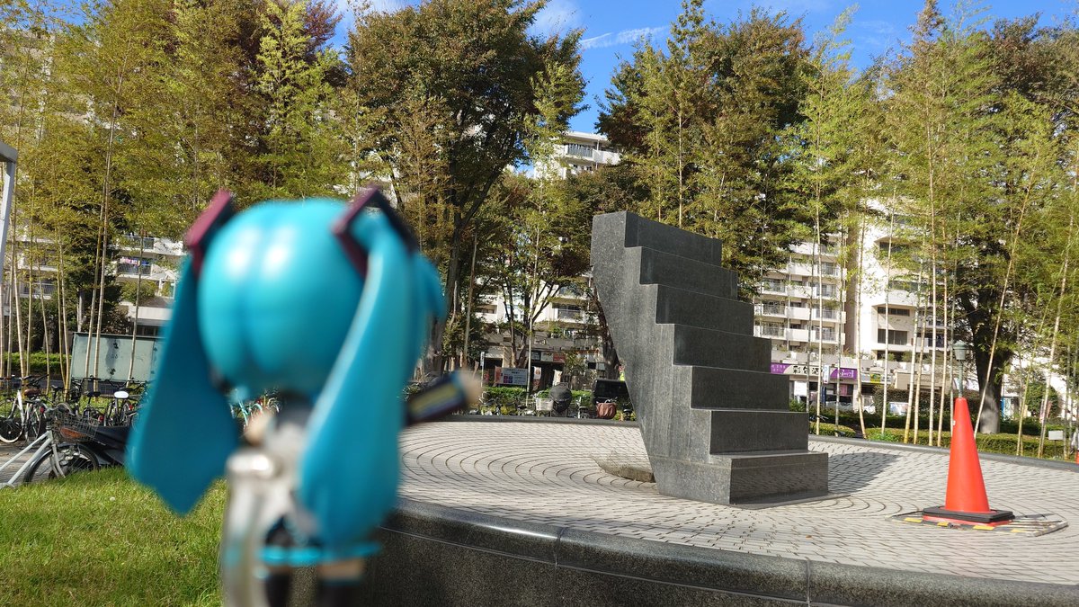 556muramasa's tweet photo. 所沢市役所のなんか不穏なオブジェダヨー✨
#ミクダヨー
#mikudayo https://t.co/NDL6Tq0czd