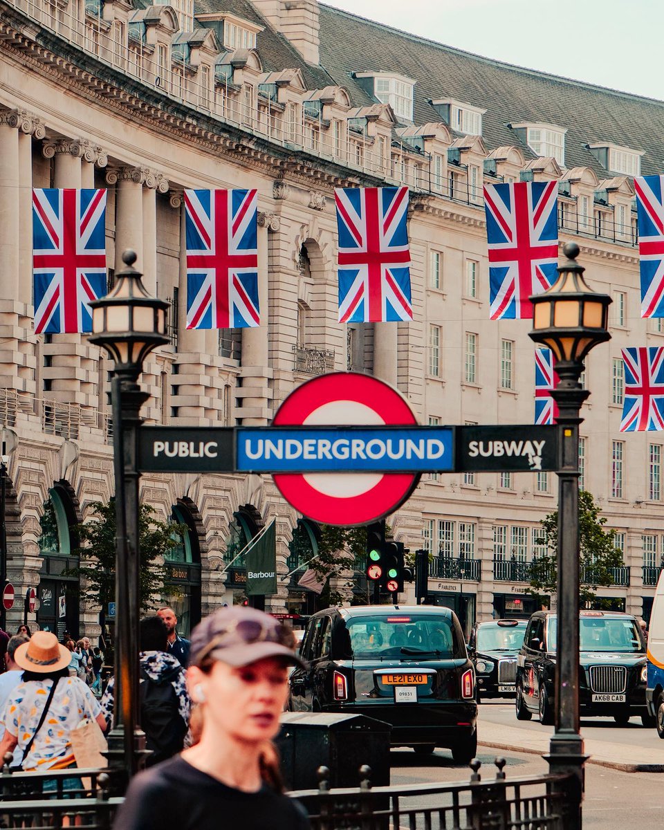 HugoRNCoxnAI's tweet photo. London tone, understated confidence. https://t.co/cBC0y7JfnA