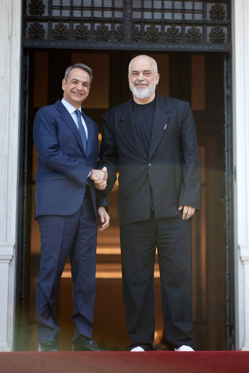 IrenaArgyri's tweet photo. Αλλού βαρούν τα όργανα κι αλλού χορεύει η νύφη - Οι παρωπίδες της ρητορίας του διεθνούς δικαίου, η διπλωματία της χειραψίας για τις κάμερες και η μικρόνοη στρατηγική του "κλώτσα τη μπάλα" στον επόμενο μειώνουν την περιφερειακή όραση... και τις πιθανότητες επιβίωσης https://t.co/0GUEZ4x27X