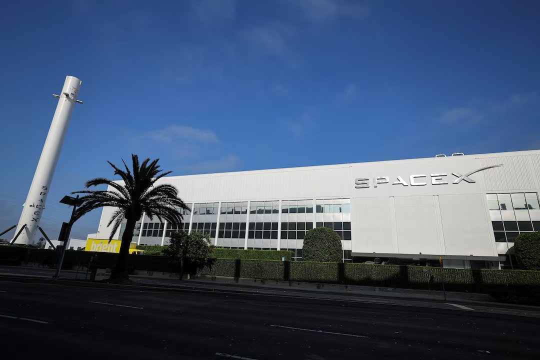 CoderArmy's tweet photo. Elon Musk’s SpaceX is growing way beyond rockets now. Its revenue hit $14.58 billion in Q3, with its AI business alone bringing in $7.56 billion almost 10x more than last year. 

And now Musk is also exploring the idea of merging SpaceX with Tesla
Pretty crazy how all his businesses are starting to come together..
